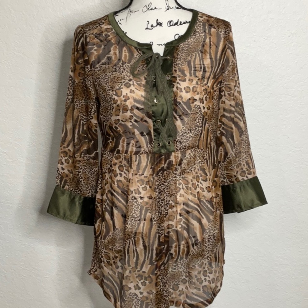 073- BKE Boutique NWOT Animal Print Sheer Tunic, Size Medium. Pit to pit 19”
